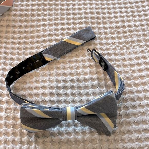 Bow ties selling all 3. Adjustable circumference - Picture 2 of 4